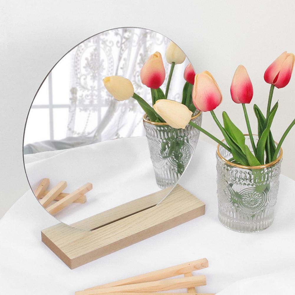 Miroirs sans cadre avec support en bois.