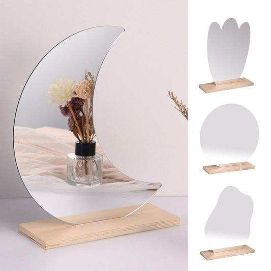 Miroirs sans cadre avec support en bois.